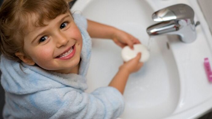 kanak-kanak itu membasuh tangannya dengan sabun untuk mengelakkan cacing