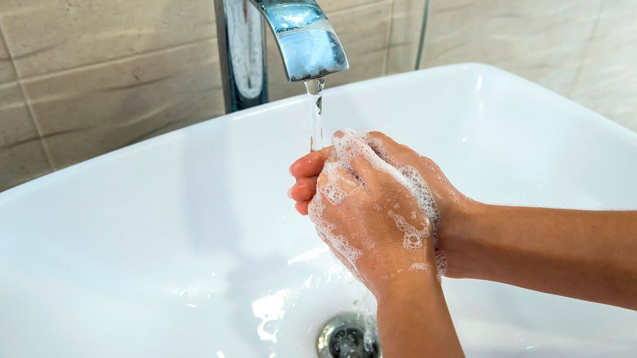 Peraturan termudah untuk mencegah helminthiasis adalah selalu mencuci tangan dengan sabun dan air. 